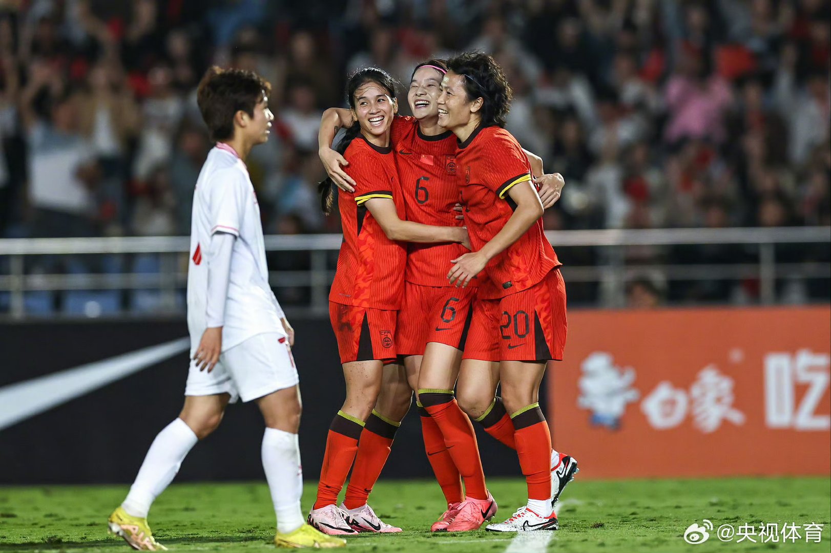 力拔头筹！女足国家队备战冠亚军争霸的简单介绍