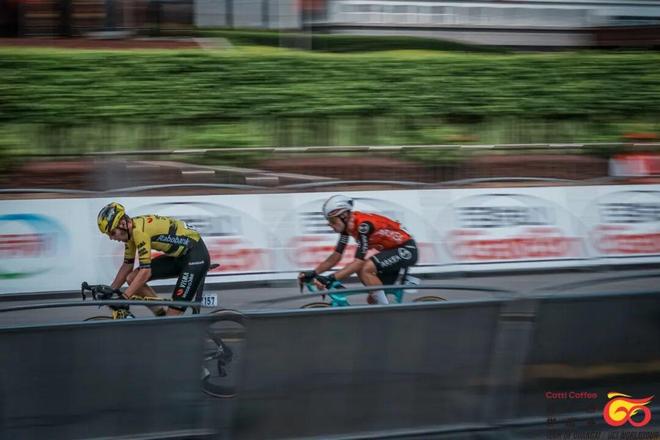 冲刺终点！自行车选手速度破纪录夺冠