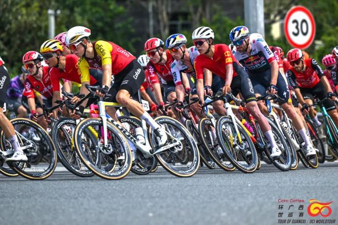冲刺终点！自行车选手速度破纪录夺冠