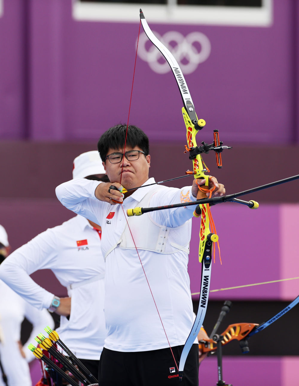 关于新西兰选手击败对手，荣获射箭男子团体金牌的信息