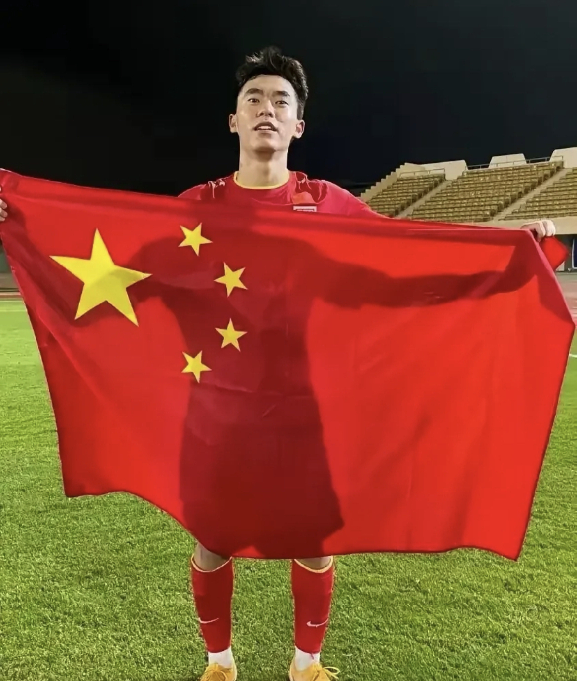 中国国家队球员斗志昂扬，取得胜利