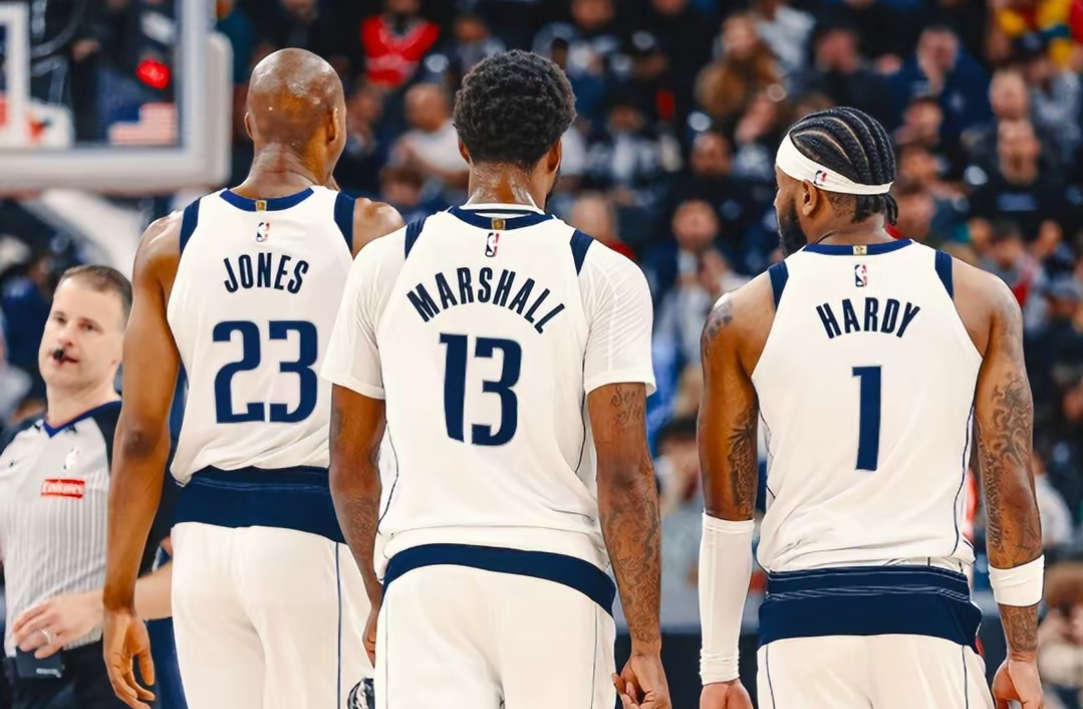 包含快船客场逆转独行侠，取得五连胜的词条