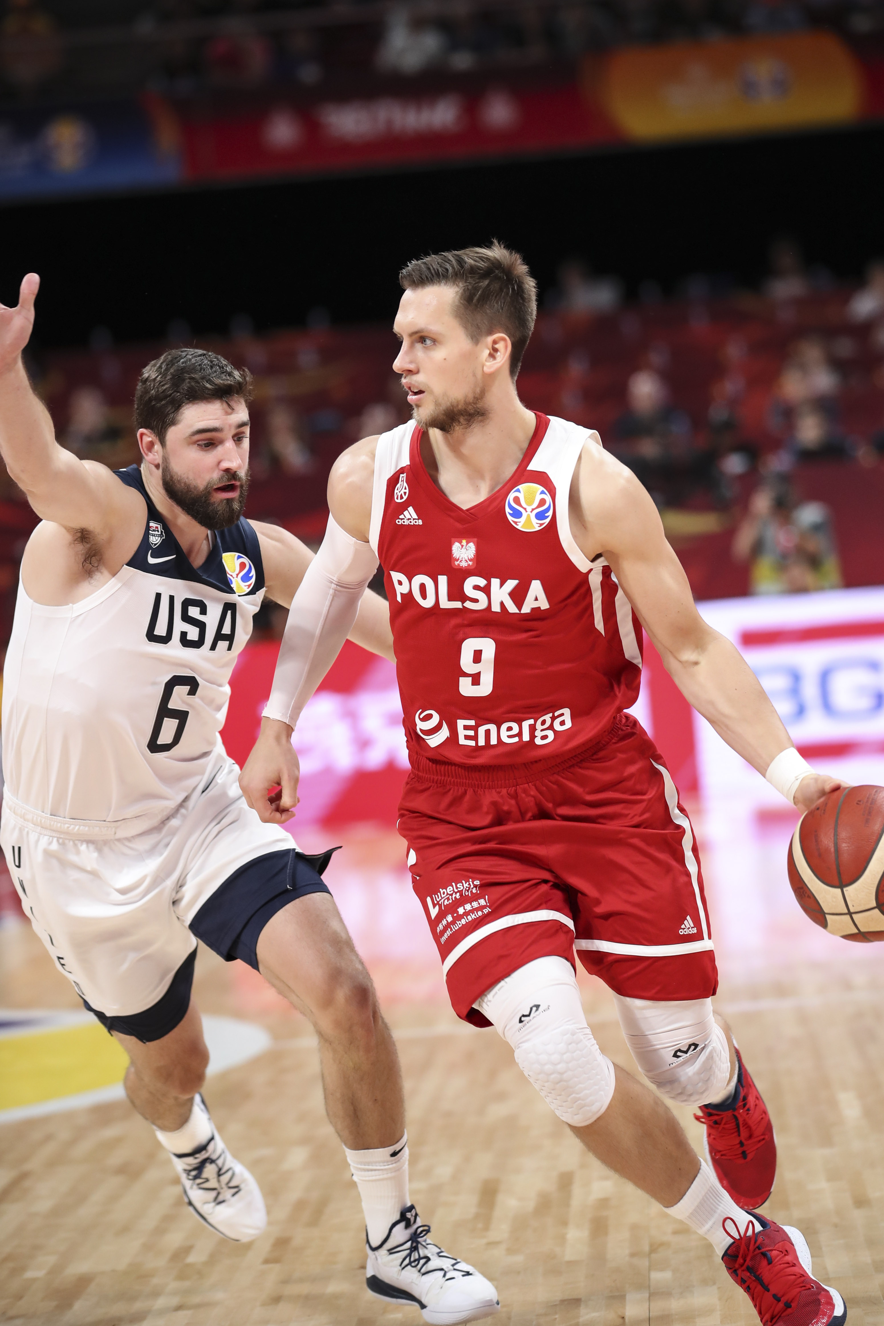 波兰队轻取英格兰队，马龙刷新纪录