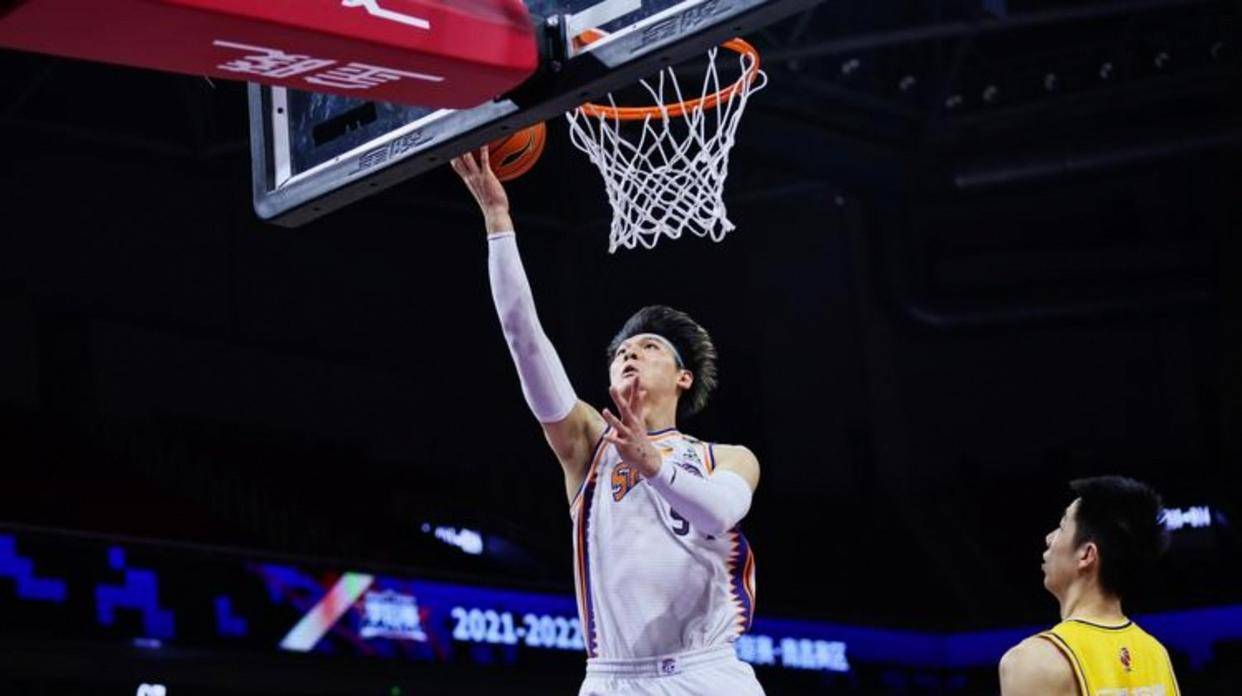 湖人鏖战山东队，王哲林惊艳四座