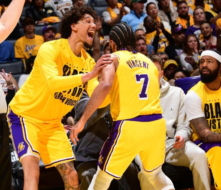 深圳队横扫灰熊，字母哥惊艳四座的简单介绍