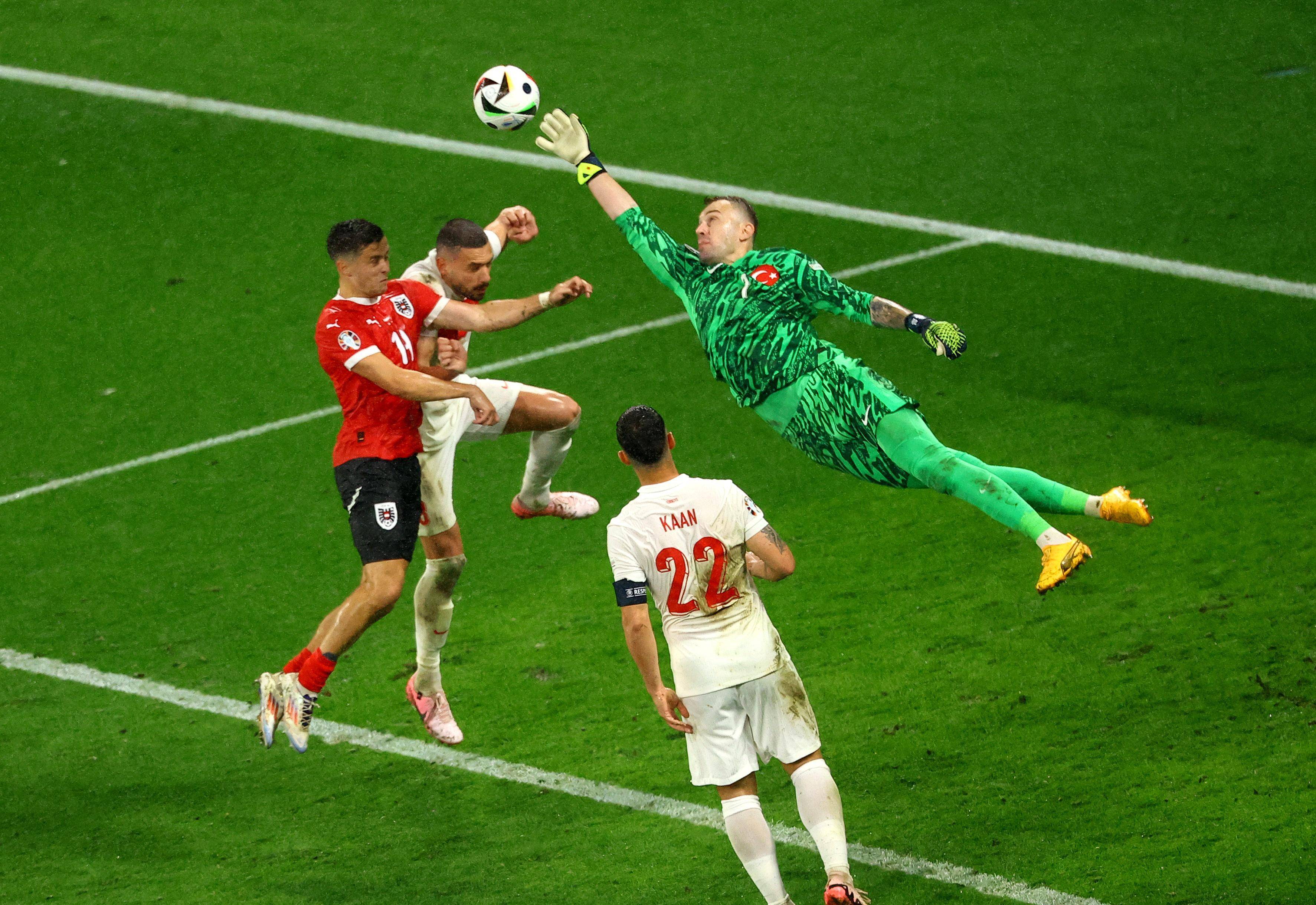 足球比赛中球员们展现出色技术风采