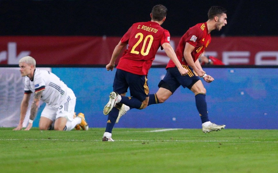 包含莱比锡红牛爆冷勒沃库森，托雷斯完成帽子戏法的词条